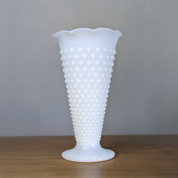 Large Hobnob Milk Glass Bouquet Vase - Picture 8 of 15